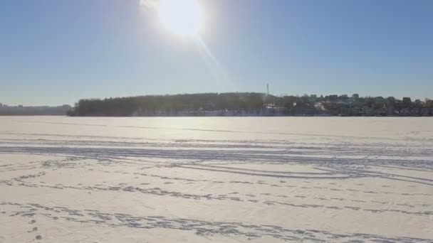 Winterlandschaft. Schöne Aussicht auf die Winterstadt und den See aus der Vogelperspektive. — Stockvideo