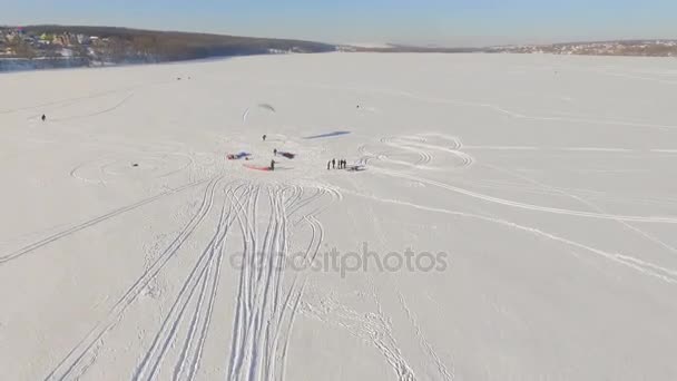 Εναέρια άποψη. Χειμερινές διακοπές στην παγωμένη λίμνη. ιππασία — Αρχείο Βίντεο