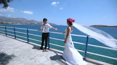 Gelin ve Damat Düğün günü açık havada deniz kenarında yürüyüş