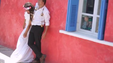 Neşeli yeni evliler. Boho tarzı. Yunanistan