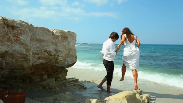 Feliz recém-casados na praia — Vídeo de Stock