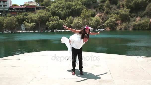 Feliz recién casados en la playa — Vídeo de stock