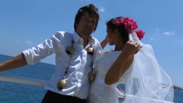 Hermosos novios en la playa. Velo novias maravillosamente revoloteando en el viento cámara lenta — Vídeos de Stock