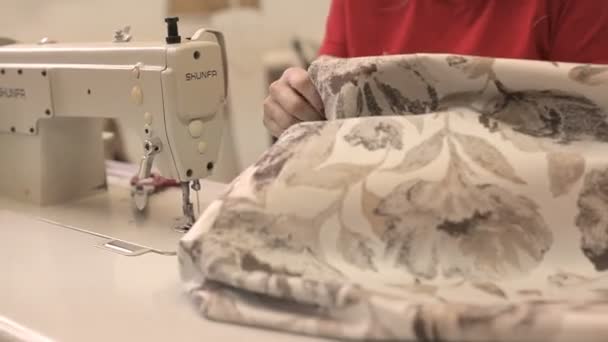 Mujer cose nueva caja de cuero para sofá detrás de la máquina de coser . — Vídeo de stock