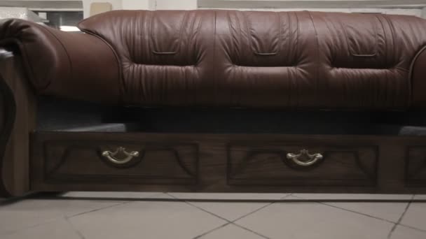 Bau eines Sofas in einer Möbelfabrik. schönes Modell eines modernen Sofas — Stockvideo