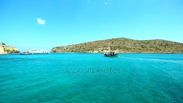 Námořní plavba podél pobřeží Řecka — Stock video