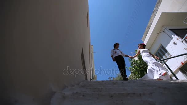 Nygifta gå nedför trappan. Slow motion — Stockvideo