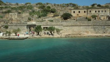 İnsanların Spinalonga Adası üzerindeki bir geziye gitmek.