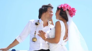 Yeni evliler kumsalda romantik ve eğlenceli biraz paylaşımı