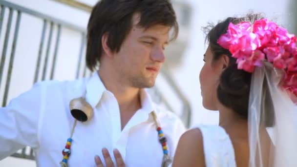 Les jeunes mariés se sont disputés. style boho. grec . — Video