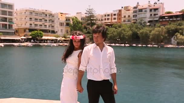Счастливых молодоженов в медовый месяц . — стоковое видео