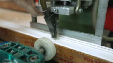 Plastik pencere imalatı. Plastik pencere çerçeveleri üretim hattı hareket.