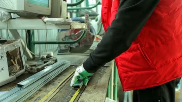 Kunststofffenster. Arbeiter schneidet PVC-Profil mit Kreissäge. — Stockvideo