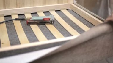 Usta oturma grupları oluşturmak için çalışıyor.