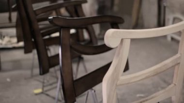 Ahşap parçaları mobilya fabrikasında vernikli.
