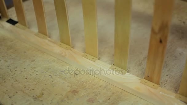 Řemeslník se snaží stavět na pohovce. — Stock video