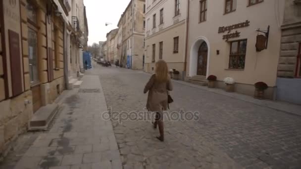 Meisje is lopend onderaan de straat — Stockvideo