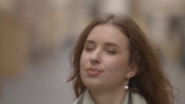 iş kadını cadde boyunca gider