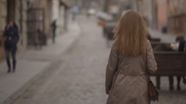 iş kadını cadde boyunca gider