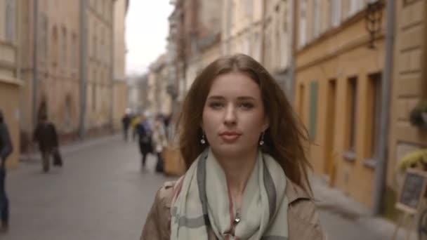 Деловая женщина идет по улице — стоковое видео