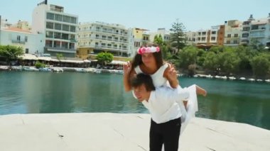 Bir balayı içinde mutlu yeni evliler.