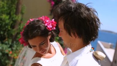 Yeni evli mutlu genç çift balayı sırasında denizin tadını