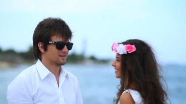 Bir balayı içinde mutlu yeni evliler.