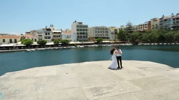 Jonggehuwden plezier op de pier — Stockvideo