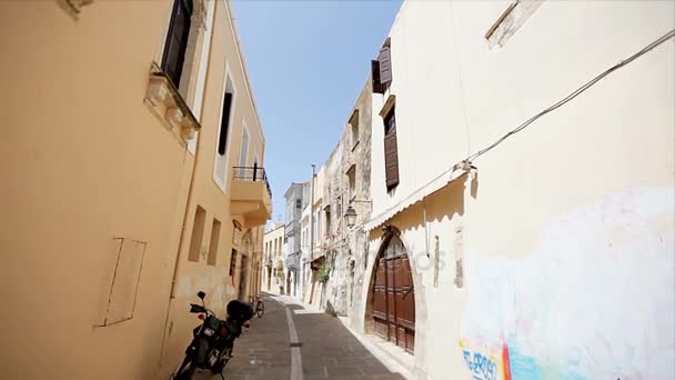 Rue de la vieille ville. Rue avec vieilles maisons et graffitis . — Video