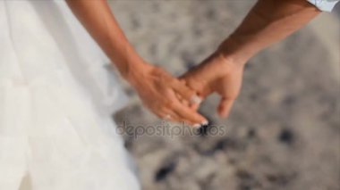 Gelin ve damat birbirlerinin ellerini almak.