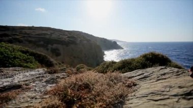 güzel, görkemli kayalık sahil ve mavi deniz, Yunanistan yüksek kayalıklarla yatay