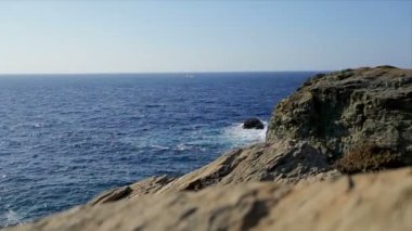 güzel, görkemli kayalık sahil ve mavi deniz, Yunanistan yüksek kayalıklarla yatay