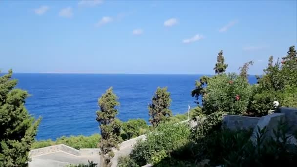 岩が多い海岸と青い海 ギリシャで高い崖と美しい雄大な風景 — ストック動画