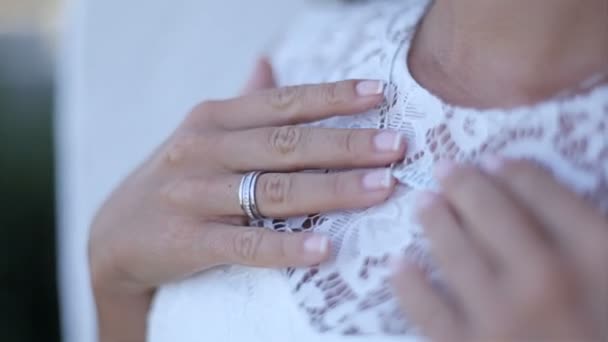 Donna Con Manicure Francese Pulito Abito Bianco Regolazione Catena Con — Video Stock