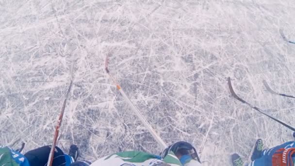 Juego de hockey en el lago congelado. Deportes de invierno — Vídeos de Stock