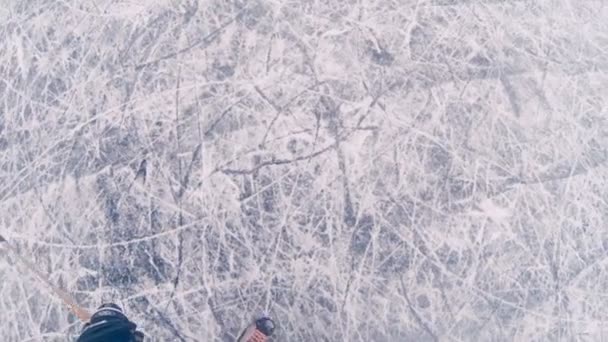 Hockeyspiel auf dem zugefrorenen See. Wintersport — Stockvideo