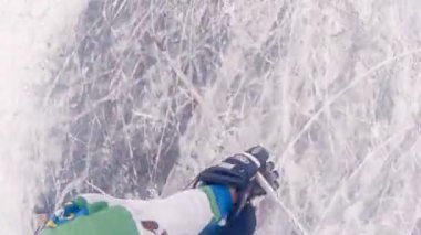 Hokey oyun hokey oyuncusu kafasına bir aksiyon dolu kamera ile inceleme