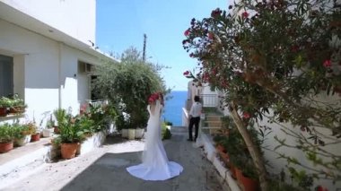 Sokakta güzel yeni evliler.