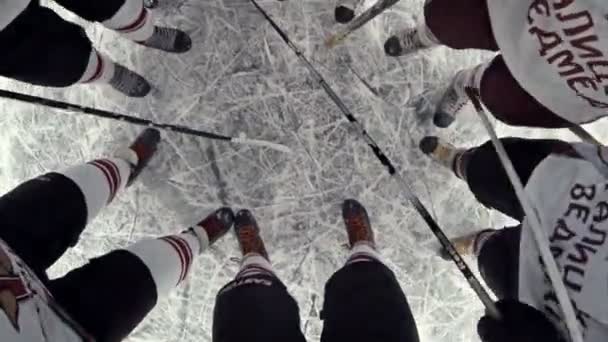 Examen du match de hockey avec une caméra pleine d'action sur la tête d'un joueur de hockey — Video