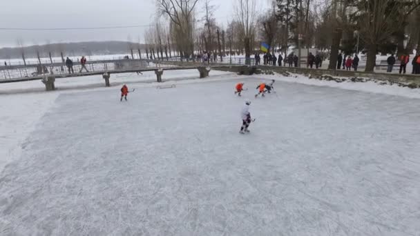 Jogo de hóquei no lago congelado. Desporto de inverno. partes do corpo — Vídeo de Stock