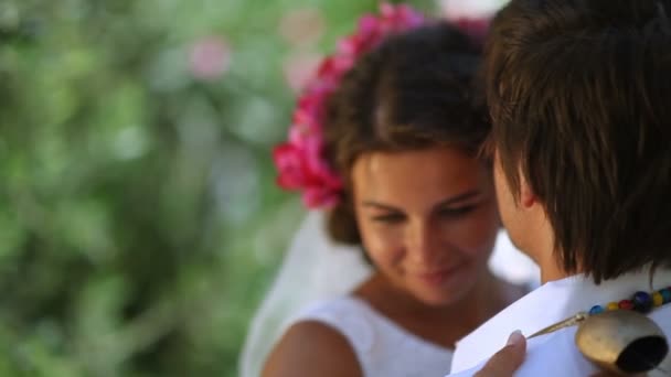 Mooie jonggehuwden. Griekenland. tederheid van gevoelens. Van bovenaf bekijken — Stockvideo