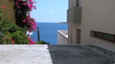 Denizin üzerinde bekletin. Otel tam kıyısında yer alır.