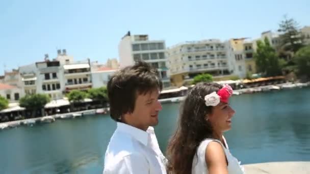 Felices recién casados en una luna de miel . — Vídeos de Stock