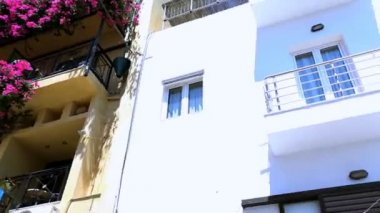 Denizin üzerinde bekletin. Otel tam kıyısında yer alır.