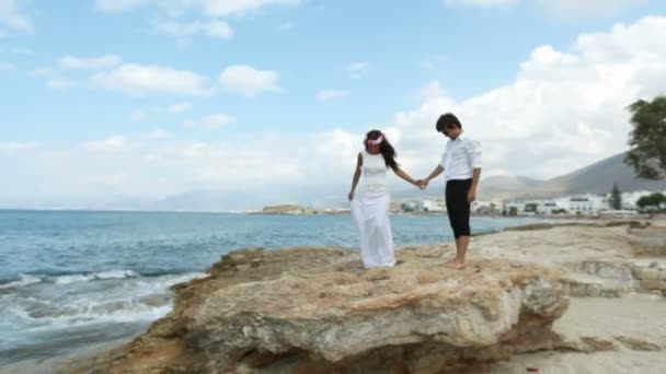 Glückliches Brautpaar am Strand in Nahaufnahme — Stockvideo