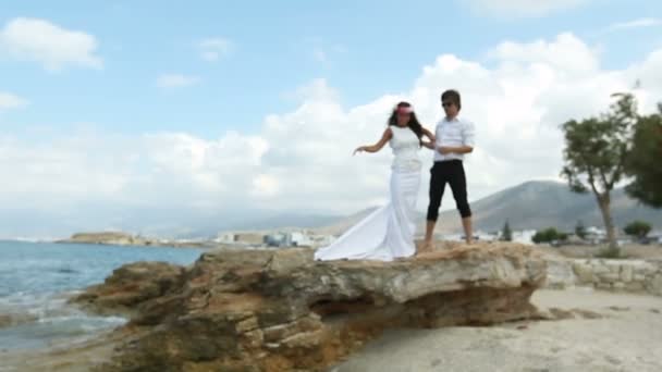 Boldog ifjú házasok a strandon — Stock videók