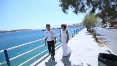 Deniz arka plan üzerinde yeni evliler photosession