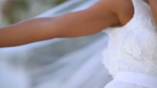 Belos recém-casados estilo boho. ternura de sentimentos. Partes do corpo — Vídeo de Stock