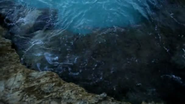 Морские волны бьются на каменном берегу — стоковое видео