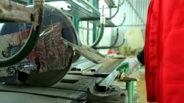 Atölyesinde işçi. Satır üretim plastik pencere.